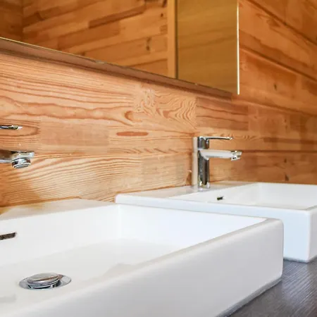 Dom wakacyjny Lovely In With Wifi Heel